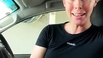 Milf morena se masturba en el lavado de coches