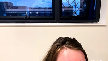 Joven británica chupa polla y juega con la leche