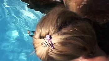 Petite blonde Summer se masturbe la chatte