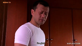 Азиатская деваха с молоком на сиськах перед камерой