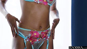 Черная латиночка сосет большой член в позе ковбойши