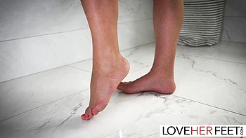 Dorothy Black Worships Sexy Feet