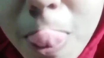 Soniya masturbiert mit großen Titten