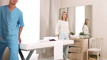 Blonde Polly White fickt im dreckigen Massagezimmer