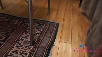 Petite Ali Jones se déshabille et se fait baiser creampie en POV