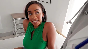 Брэд Ньюман жестко трахает пышную Лили Старфайр в интеррасовой пизде