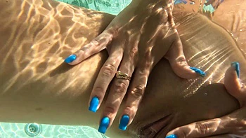 Amateur Blonde Rosalinda Masturbates in Jacuzzi