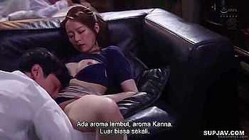 Asiatische Brünette fickt mit spritzender Creampie