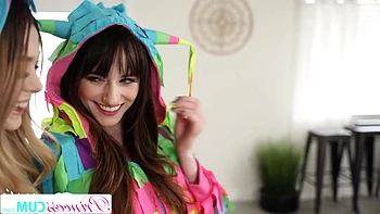 Festa com três teens e boquete me deixa duro na calça