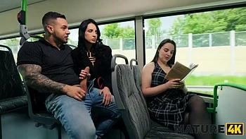 Milf Vitoria monta polla gorda en el autobús