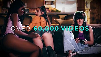 Lana Roy lame la húmeda pussy de Freya tras pillarla desnuda