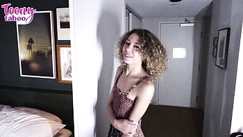 Маленькая сисечка Элли Аддисон получает кремпай от босса