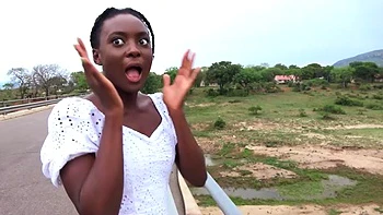 Negra con culo apretado estirada en anal interracial casero