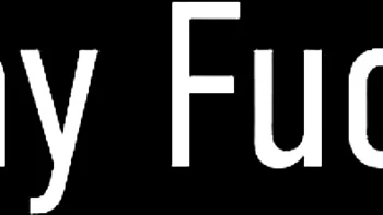 Julia Ann monte en cowgirl avec ses gros seins