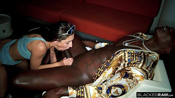 Abella Danger reitet wild auf riesigem schwarzen Schwanz