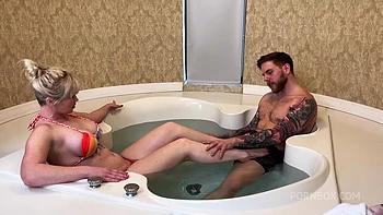 Pawg rubia con culo grande follada duro en jacuzzi