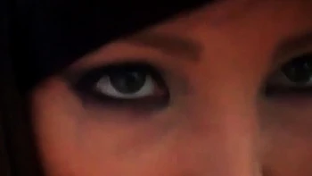 18-jährige Teen Vera Emilia lutscht riesigen Schwanz POV