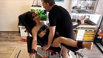 Escrava BDSM alemã fodida forte na cadeira ginecológica