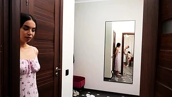 Брюнетка в троём: трахают с пальцами и сзади