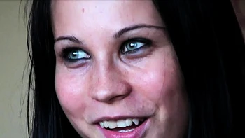 Black Sonja chupa paus enormes e leva um jato na cara