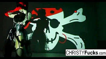 Christy la pirate baise sa chatte serrée et mouillée