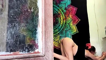 Брюнетка мастурбирует после йоги