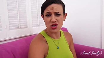 Пышногрудая училка Пенни Барбер учит грязному мастурбационному шоу с большими сиськами