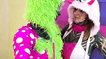 Lesbiennes tatouées aux dreadlocks baisées