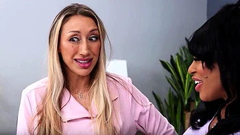 Rubia tetona y negra follando en grupo