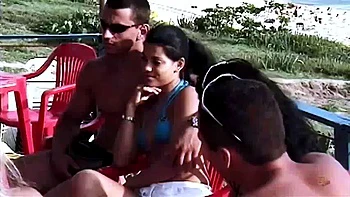 Crys Taylor geme, goza, dá a buceta e saliva