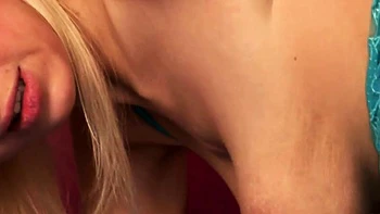 Rubia con medias follada a cuatro y bañada en pis caliente