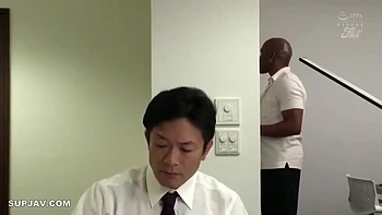 Пышногрудая жена подсела на толстый черный член с кончей внутри