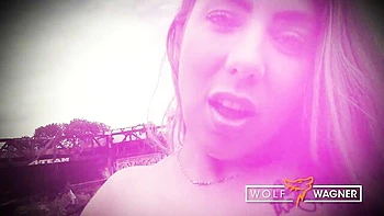 Mia chupando pau grande na rua na Alemanha