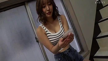 Японка с большими сиськами сосет член