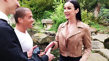 Matt et Charlie baisent la chatte rasée de Lady Gang à trois