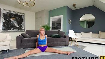 Milf Malusha se hace masturbar las tetas grandes en POV