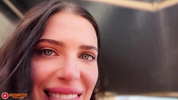 Pequeña morena grita con dedos duros y fisting en su coño