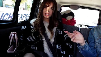 Japanerin in langen Stiefeln mit weichen Titten