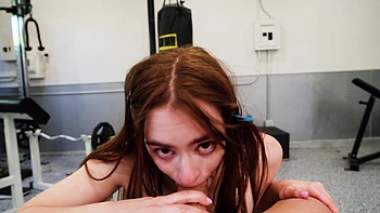 Le vieux Derrick Pierce baise dur la jeune gymnaste Reese