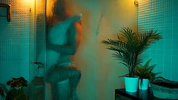 Adolescente asiática morena follada en la ducha