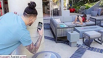 Горячая шатенка подружки сестры трясет попой на огромном члене