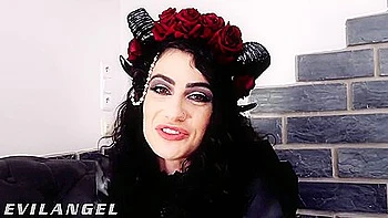 Gótica fodida com dupla penetração em gangbang com 5 paus