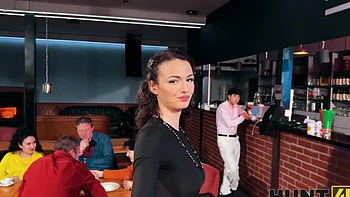 Alexander Tda y Charlotte Grey en acción cuckold con teen checa en público