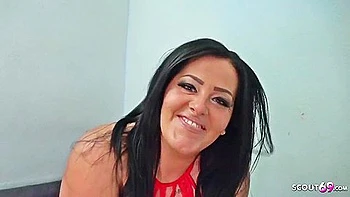 Pummelige Ashley mit fetten Titten fickt beim Straßen-Casting