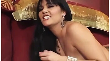 Olivia Olovely fickt Nick Easts dicken Schwanz mit der Hand