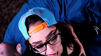 Chica teen traga la leche de su novio cachondo POV