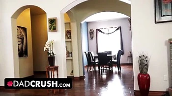 Padrasto fode forte a enteada nervosa antes da entrevista