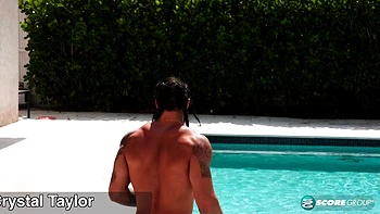 Пышка Кристал Тейлор трахается на берегу бассейна на четвереньках