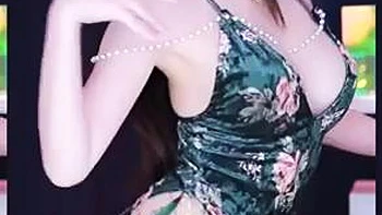 Chica coreana baila y chupa polla