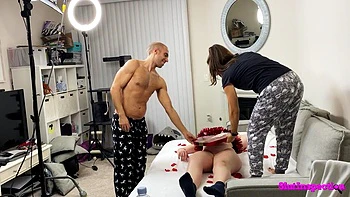 Lexi Grey fickt rohe Teen-Fotze hinter den Kulissen